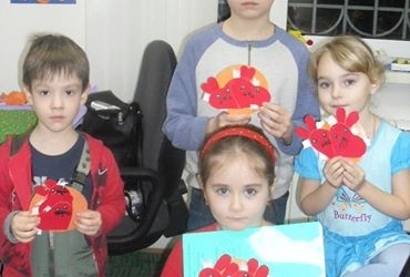 Юные жители района Рязанский научились делать «валентинки» в ЦСПСиД «Истоки»
